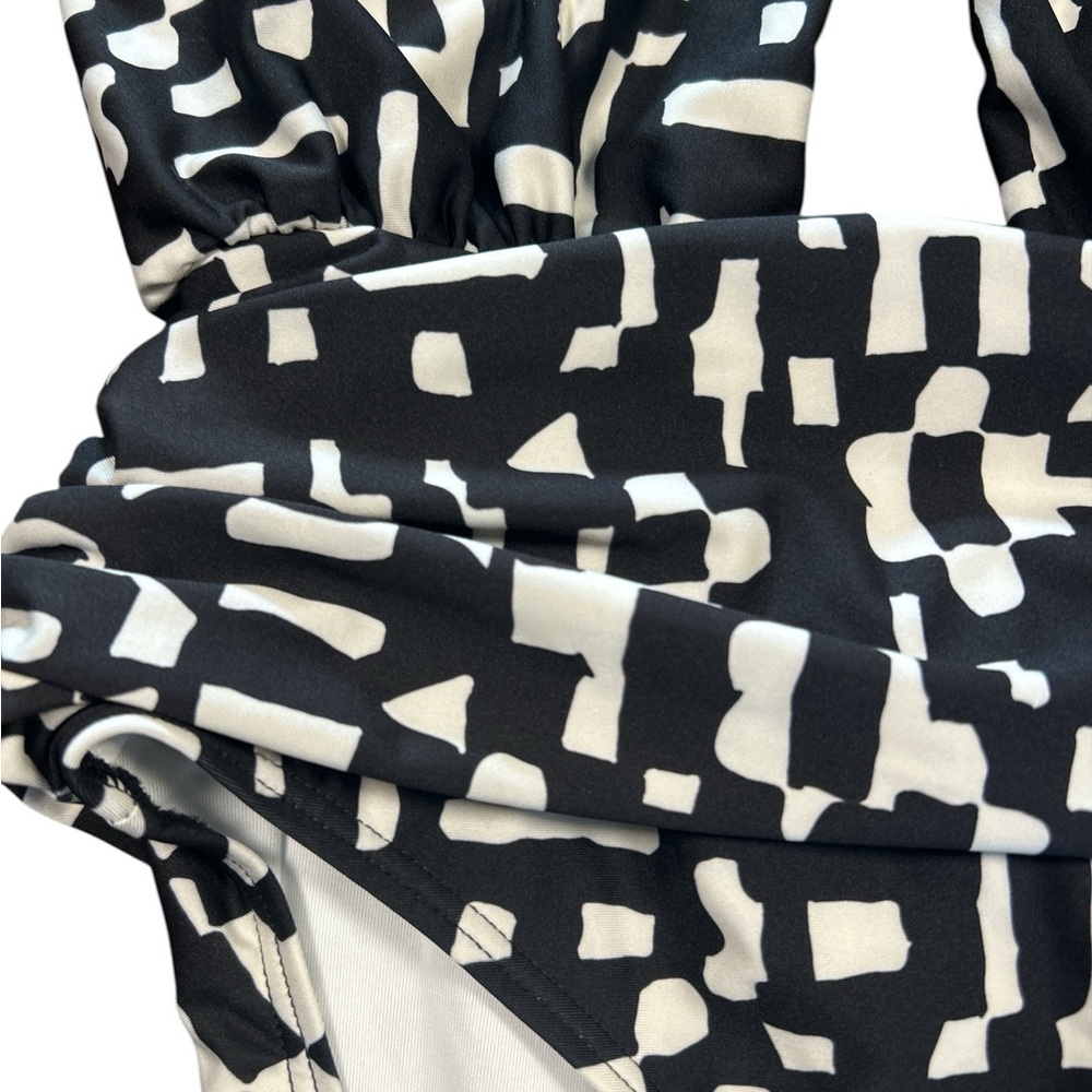 Banana Republic Women’s Size Medium Black and White One Piece Swimsuit NWT - Picture 2 of 6